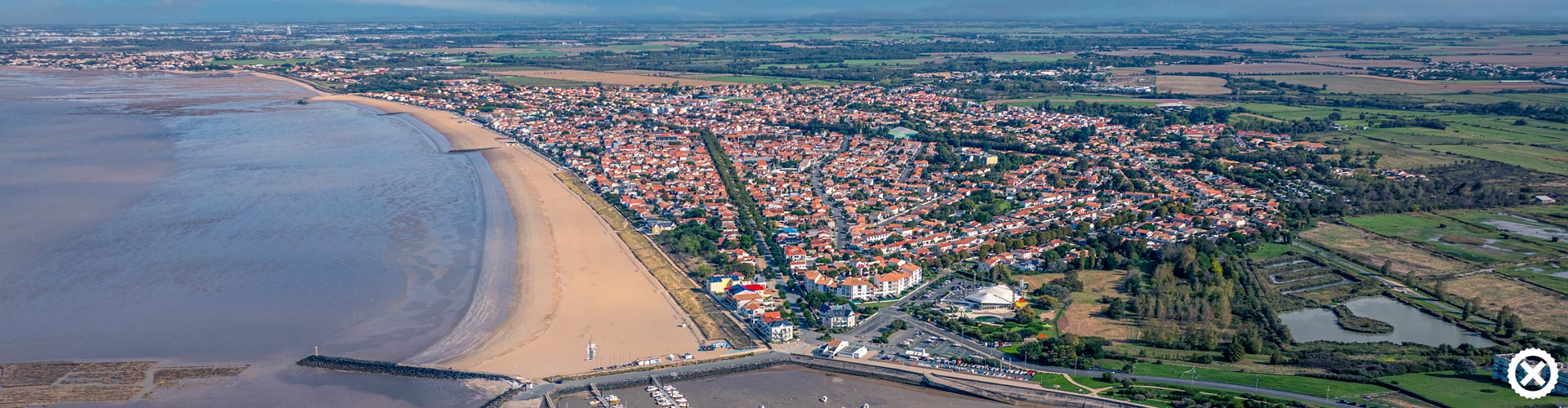 Vue aérienne du littoral et de la ville de Châtelaillon-Plage